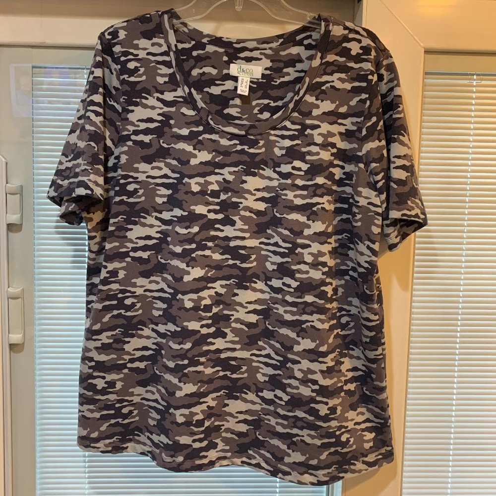 NWOT Denim & Co Women's Scoop Neck Top Size Large Gray Camo Short Sleeve